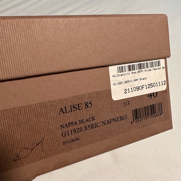 Hardly worn Gianvito Rossi heels. Size 40. Box is slightly damaged from oil. - Picture 4 of 5